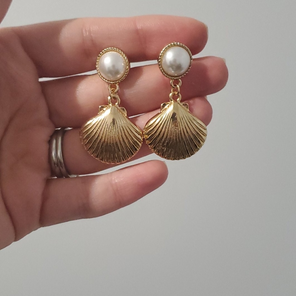 COPY - Gold pearl and shell earring